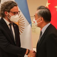El canciller de China manifestó su “firme apoyo” para que la Argentina ingrese a los BRICS